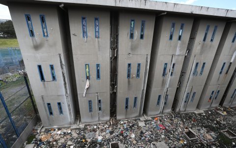 Fotografía del exterior de la cárcel de Cotopaxi durante un recorrido de la prensa al interior del centro penitenciario.