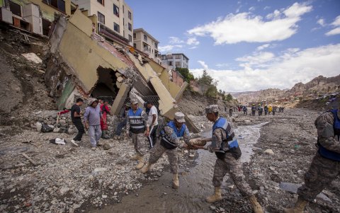 Integrantes de la Armada boliviana trabajan en una zona afectada por la crecida del río Irpavi, en La Paz (Bolivia).