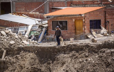 Un hombre observa desde una casa afectada por la crecida del río Irpavi, en La Paz (Bolivia).
