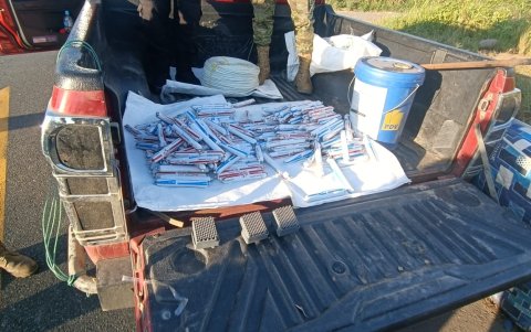 EXPLOSIVOS.- Se encontraron 240 objetos cilíndricos con características a sustancia explosiva, que después de un análisis se confirmó que se trataba de tacos de dinamita.