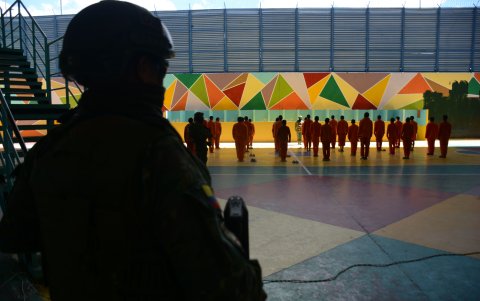 Los reos realizaban actividades físicas, mientras esperaban que llegara el almuerzo.