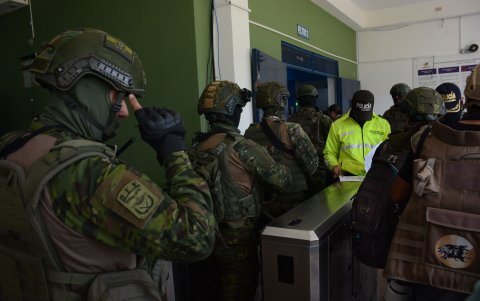 Todo el personal pasa por un estricto control antes del ingreso.