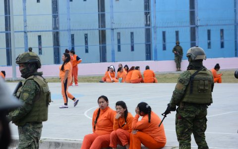 En la visita también incluyó la zona en la que se encuentran las mujeres.