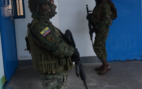 La cárcel de Cotopaxi está bajo el control de los militares. Allí, tres presos escaparon del área de máxima seguridad.