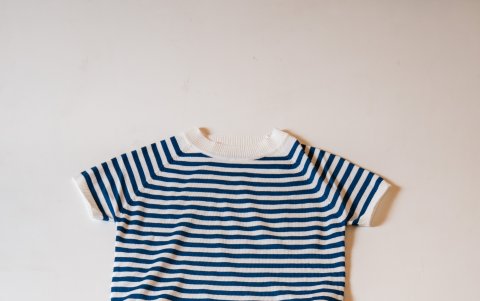 Los estampados marineros son los únicos permitidos en este estilo. Combínelos con una falda short de tablones para un look sport.