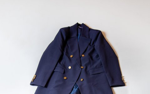 Un blazer con buen corte y pantalón de pinzas son ideales para el look de oficina. Combínelo con mocasines.