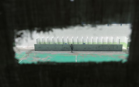 Un militar custodia el interior de la cárcel de Cotopaxi durante un recorrido de la prensa al interior del centro penitenciario, este jueves en Latacunga (Ecuador).