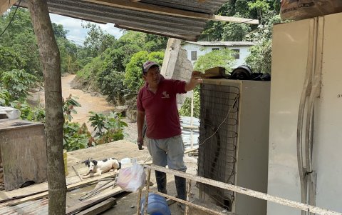 Un morador muestra los daños que sufrió su vivienda tras la crecida de uno de los ríos en la zona del cantón Pasaje.