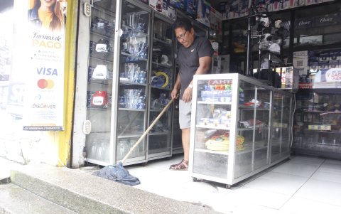 El negocio de Eddy Alejandro es uno de los que se inunda en la avenida principal de Sauces 6.