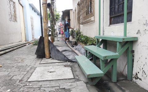Por más que hizo construir un muro y otras obras, Arlene Ibarra no logró evitar que ingrese agua a su casa en este invierno. Ella decidió cambiarse.