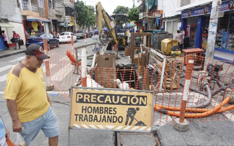 Trabajos. Personal de una contratista de Interagua acudió hasta Sauces 6, donde realizaban trabajos para la rehabilitación de colectores de aguas servidas, que se encontraban taponados.
