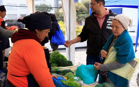Clientes. Los compradores llegan atraídos por los productos frescos.