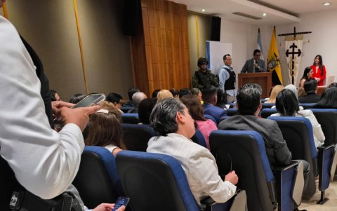 El acto se efectuó en un auditorio de la Universidad Católica de Guayaquil en medio de vigilancia y medidas de seguridad.