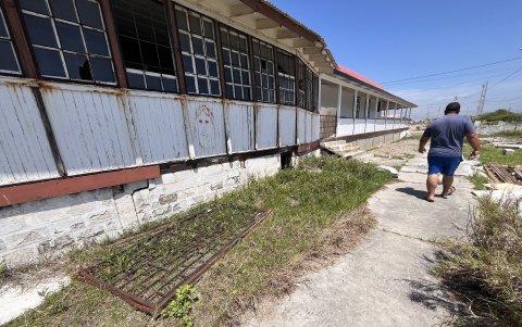 2. Mantenimiento. La parte frontal del Club Ancón está intervenido, aunque el color del techo no es igual al original; en la posterior, las piezas se están desprendiendo y la maleza comienza a ingresar a la edificación.