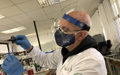 Navarro durante una jornada en el laboratorio de la universidad donde labora como director de Investigación e Innovación.