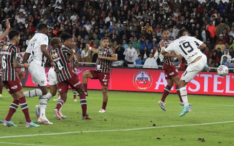 Álex Arce (19), el momento de conectar el balón para derrotar al golero Fabio.