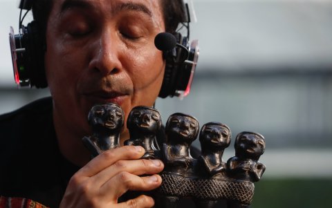 El músico argentino Esteban Valdivia interpreta una flauta de la cultura pasto (Nariño) durante un concierto en el marco de la feria de aves Colombia BirdFair.