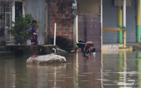 Los niños aprovechan las aguas estancadas para pegarse un ‘chapuzón