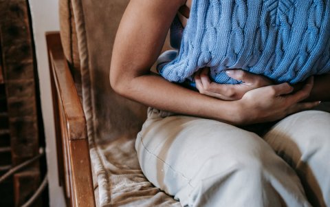 Náuseas, molestias al evacuar si se ingiere demasiada vitamina D.