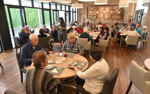 Los socios tienen media hora para socializar y consumir un refrigerio a diario. Otros almuerzan ahí.