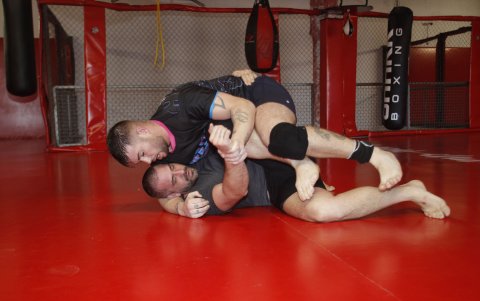 Dos luchadores entrenan en el gimnasio de los hermanos Climent de Alicante donde se ha forjado el actual campeón del mundo.
