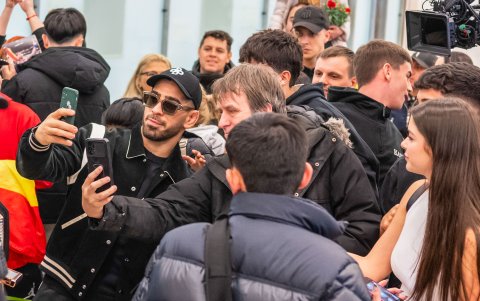 El peleador fue recibido como celebridad en el aeropuerto Adolfo Suárez Madrid-Barajas.