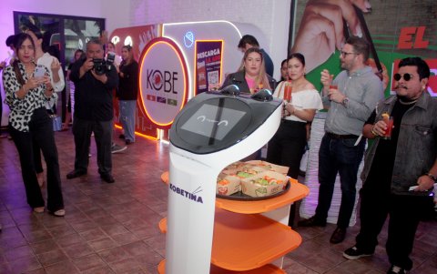 Kobetina es un robot que atiende en la cadena de restaurantes de sushi Kobe.
