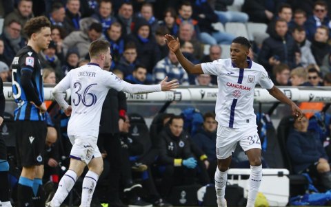 El ecuatoriano Nilson Angulo (d) convirtió el gol de la victoria de Anderlecht ante Brujas.