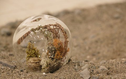 Las esferas de vidrio metalizadas representan el oro, el cobre, la plata y el petróleo.