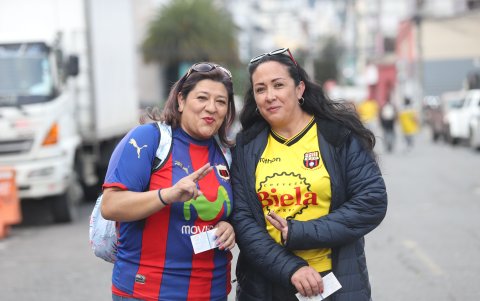 Karina Hidalgo (i) y Paola Zurita llegaron a disfrutar de la Noche Amarilla.