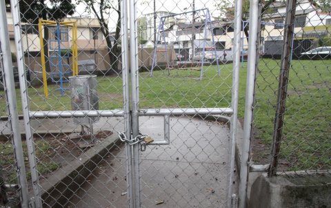 Quejas. Moradores afectados señalan que pese a las denuncias no hay sanciones efectivas para quienes impiden los accesos al espacio público.