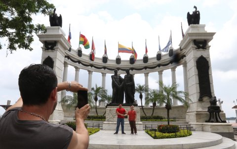 El Hemiciclo de la Rotonda es sitio predilecto de visita de los turistas en Guayaquil.