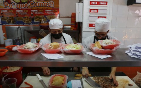 Cocineros preparan platos con 'tortas ahogadas'