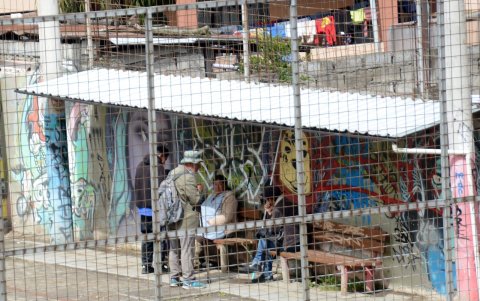 Consumo. Personas aprovechan la falta de controles para consumir bebidas alcohólicas.