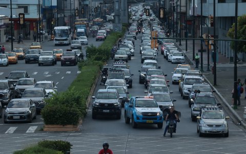 El tráfico de Guayaquil se torna complicado en las horas pico.