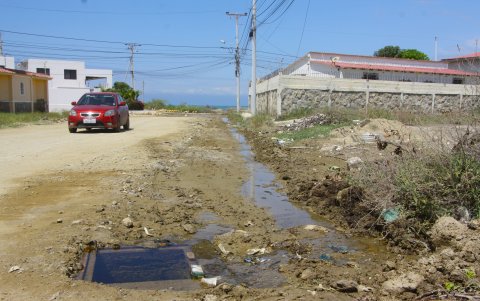 Desatención. En la imagen consta una alcantarilla rebosada. Durante los días de lluvia, las aguas fétidas se mezclan con lodo y tierra, lo que genera todavía más reclamos en el vecindario.