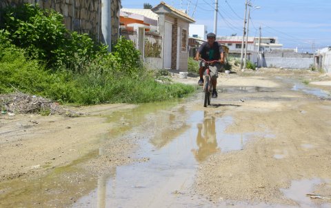 El colapso de las alcantarillas en Costa de Oro, es un mal sin remedio, dicen los residentes.