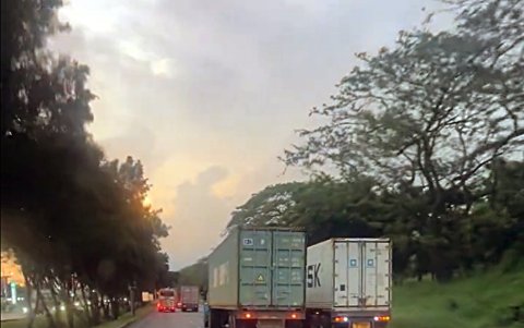 Riesgo. Los residentes captan videos en los que evidencian las infracciones cometidas, no solo a la hora de invadir carriles, sino por ir a exceso de velocidad.