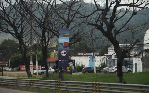 Estos son los carteles que se han colocado en vía a la costa para advertir de la norma y sanción.