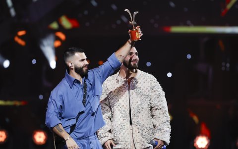 Con su hermano Julián.