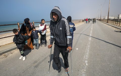 Gaza. Un grupo dalestinos cruzan de norte al sur la Franja, en la carretera Al Rashid.