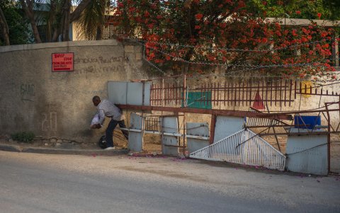 Las barreras que vecinos de muchas calles han instalado para protegerse de la violencia de las pandillas, este domingo en Puerto Príncipe (Haití).