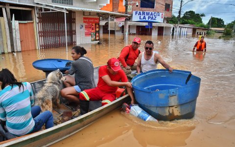 Varias personas son recogidas coin una lancha después de que el río Acre aumentara su caudal, en Cobija en el departamento de Pando (Bolivia).