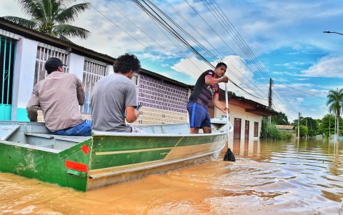 Personas se transportan en lanchas después de que el río Acre aumentara su caudal, en Cobija en el departamento de Pando (Bolivia).
