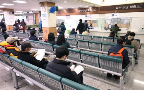 Los pacientes esperan tratamiento en el Centro Médico Nacional de Seúl, el 26 de febrero de 2024, en medio de una huelga prolongada de casi 9.000 médicos en formación en todo el país.