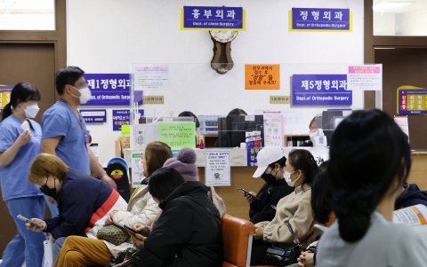 Los pacientes esperan tratamiento en un hospital de Gwangju, Corea del Sur, el 26 de febrero de 2024.