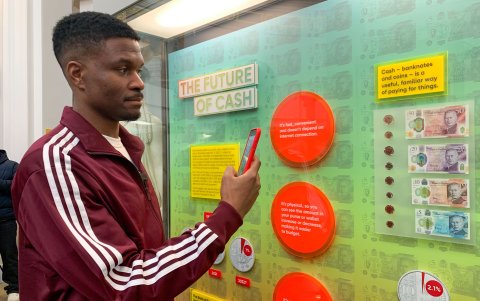 La exhibición por primera vez de los billetes de polímero con el busto del monarca de 75 años, que entrarán en circulación en el Reino Unido el 5 de junio.