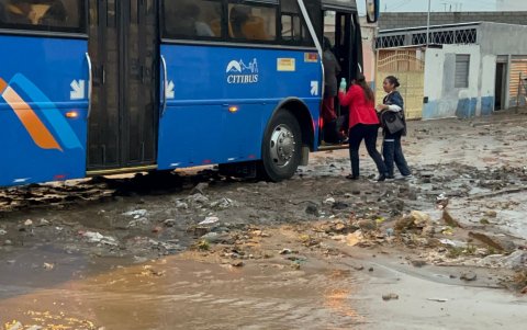 El trasporte se movilizaba con dificultad debido a la acumulación de lodo y piedras