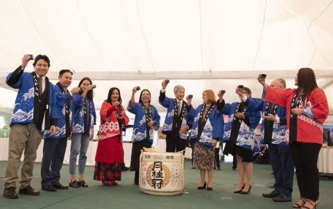 El embajador de Japón, Keiichiro Morishita (centro), acompañado de José Villena, Franklin Encalada, Romina Muñoz, Emma Tapia, Diana Atamaint, Isabel Albornoz, María José Pinto, Magali Orellana y César Córdoba, durante la tradicional ceremonia de Kagami Biraki.