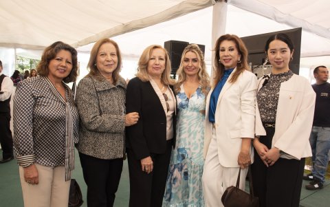 Nelly de Torri, Sonia de Robayo, María Augusta de Ortiz, Paola Melizalde, Mariela de Granja y Momoko Iizuk.